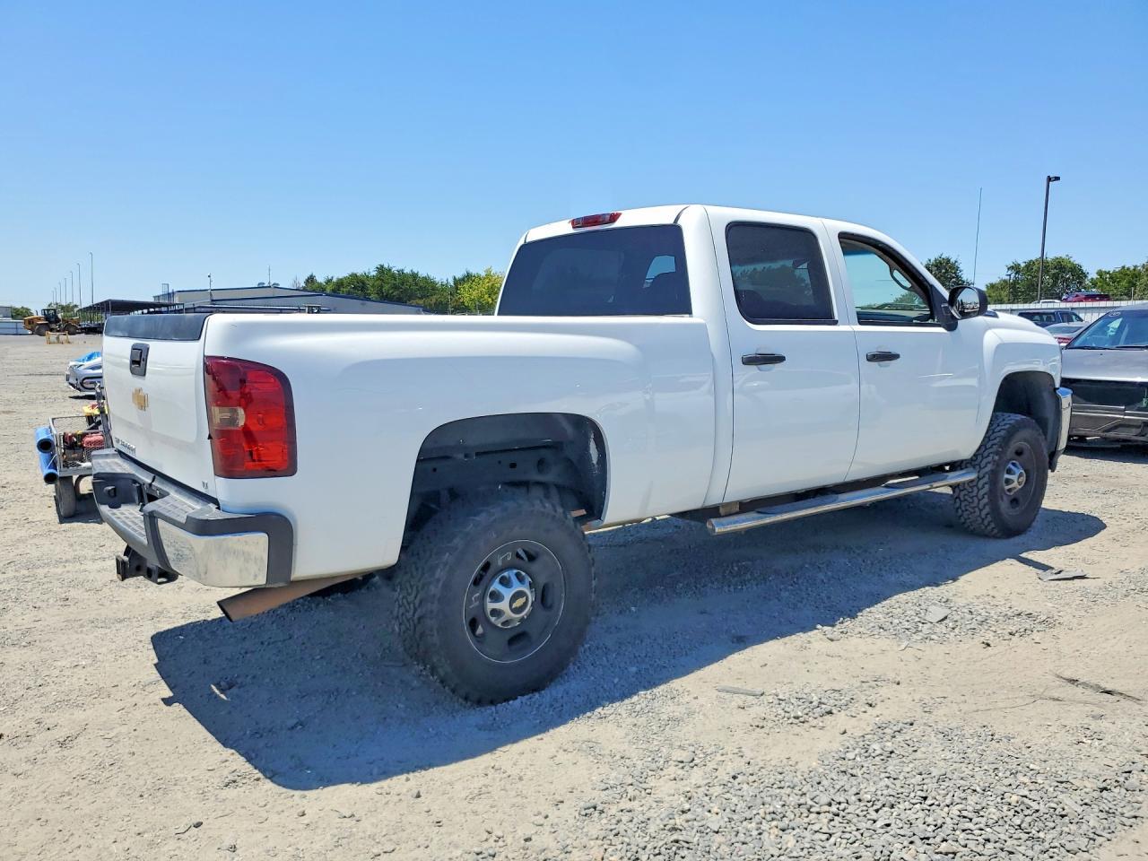 2013 Chevrolet Silverado C2500 Heavy Duty - Image 3