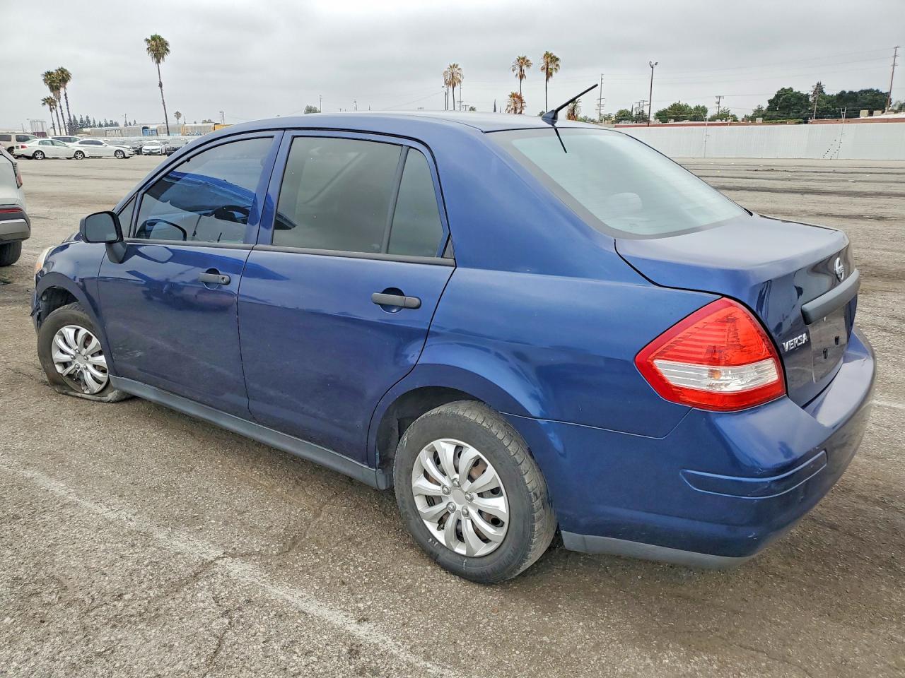 2011 Nissan Versa 1.6 Base - Фото 2