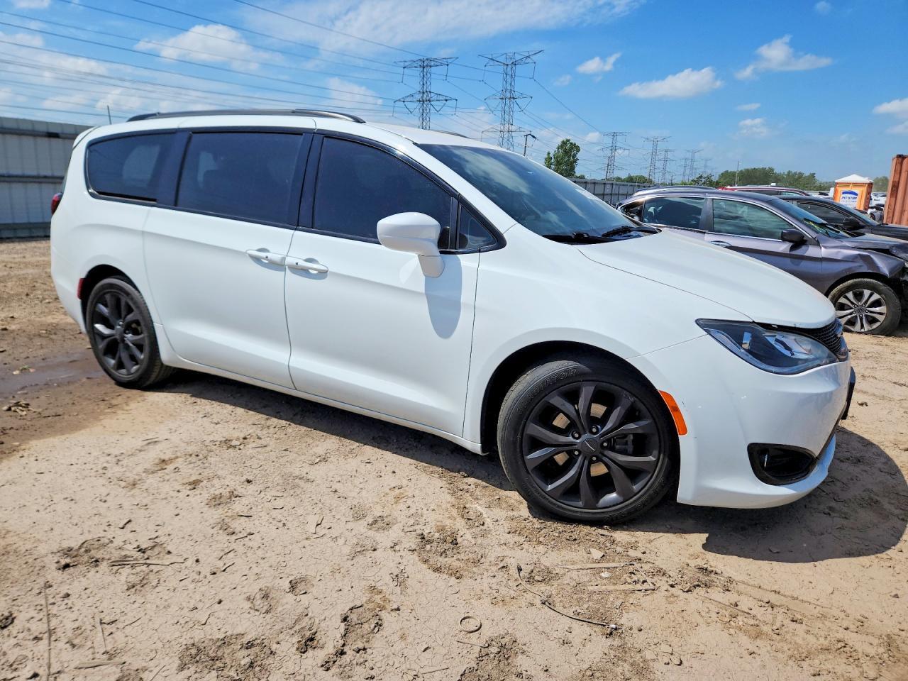 2019 Chrysler Pacifica Touring L Plus - Фото 4