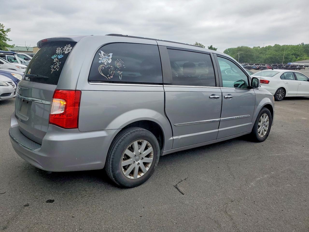 2015 Chrysler Town & Country Touring - Image 3