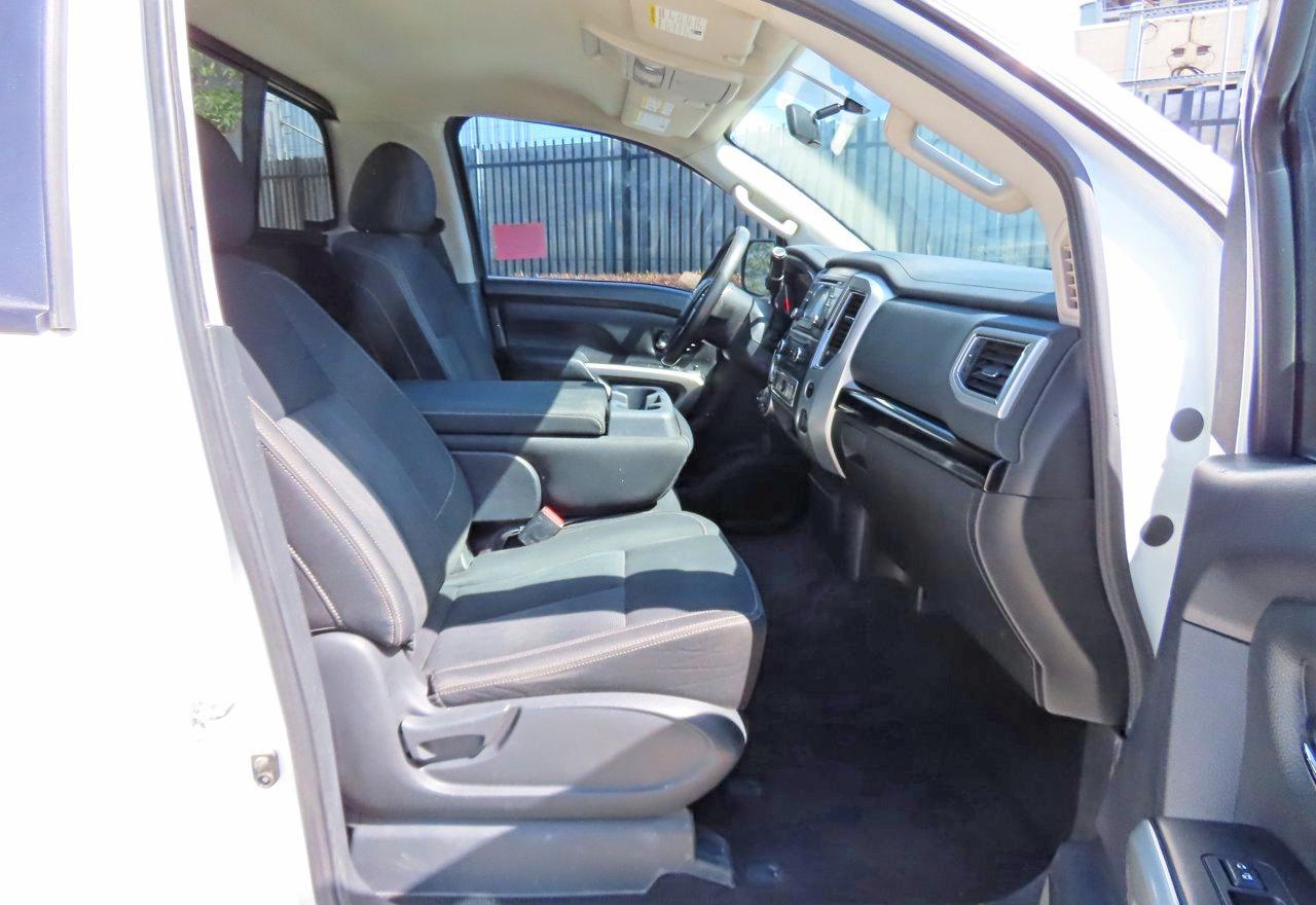 2017 Nissan Titan Sv - Image 5