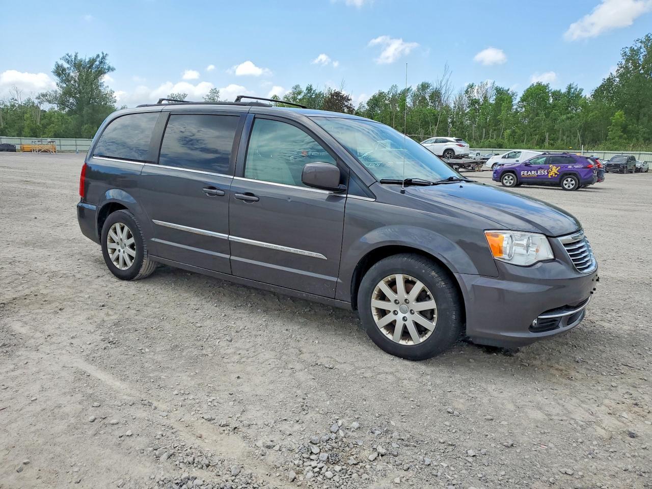 2016 Chrysler Town & Country Touring - Image 4