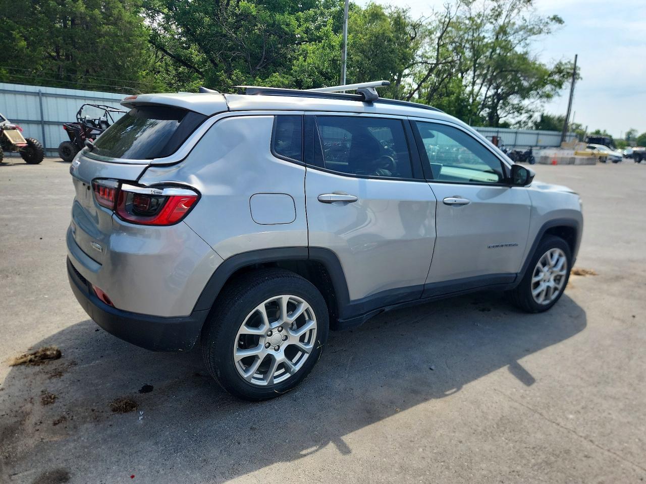 2023 Jeep Compass Latitude Lux - Image 3