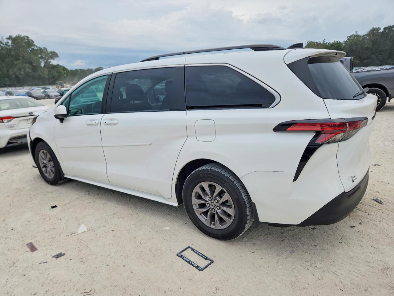 2022 Toyota Sienna Le - Фото 2