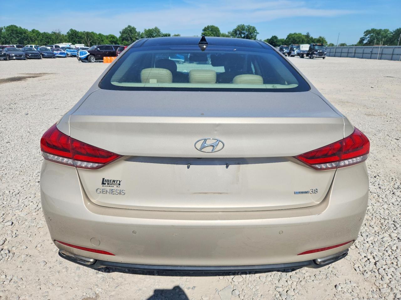 2015 Hyundai Genesis 3.8L - Фото 6