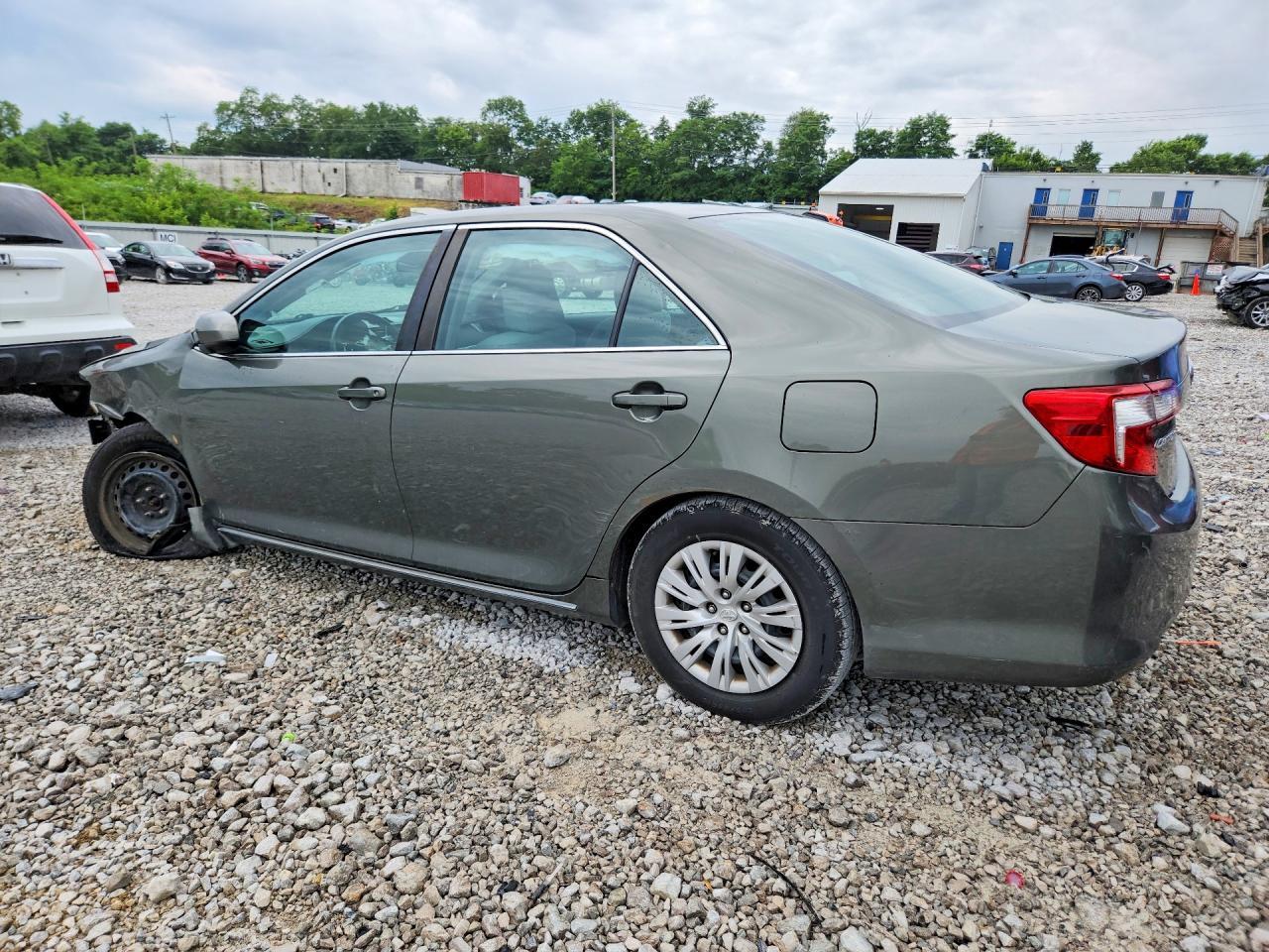 2014 Toyota Camry Le - Фото 2