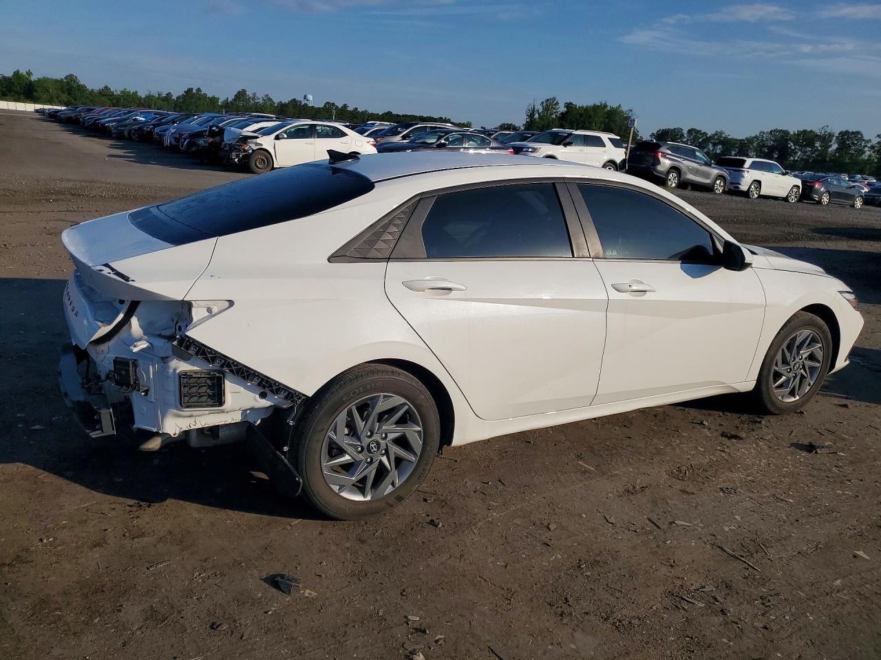 2024 Hyundai Elantra Sel - Image 3