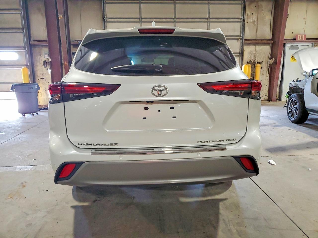 2025 Toyota Highlander Platinum - Image 6