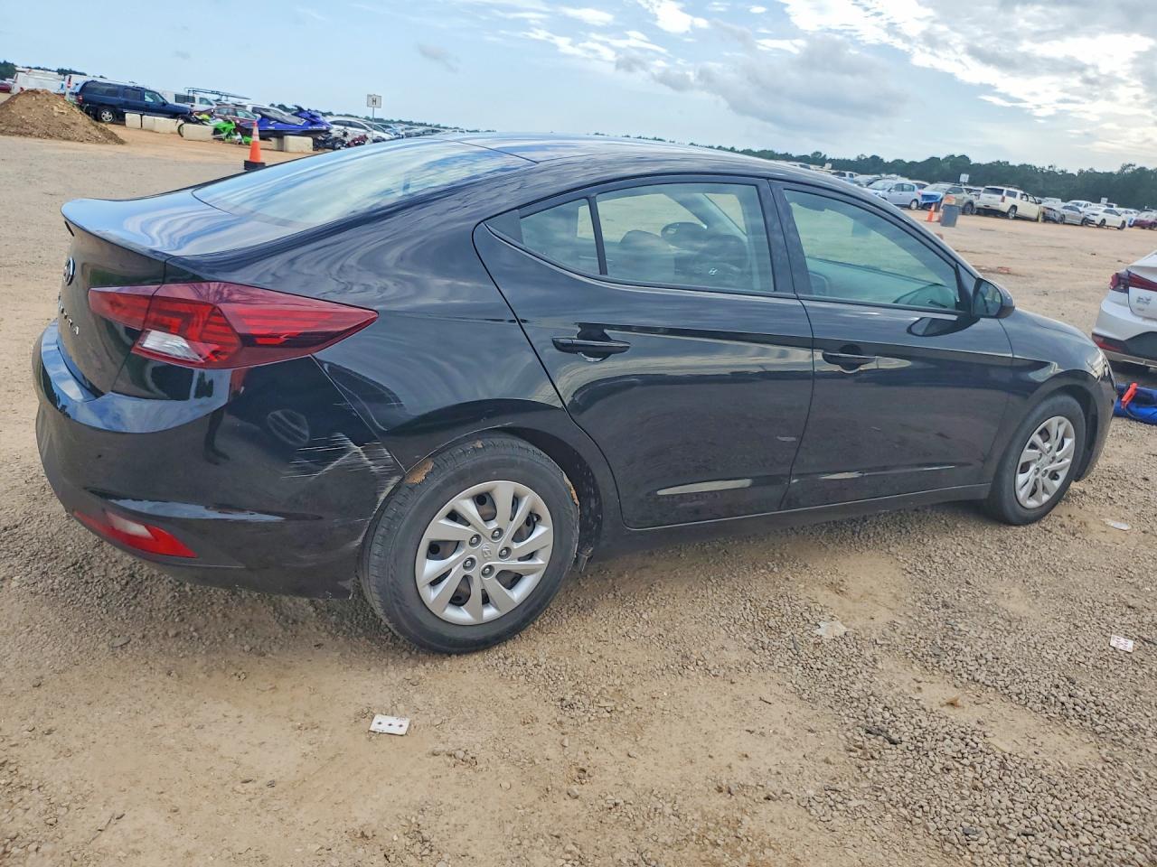 2020 Hyundai Elantra Se - Image 3