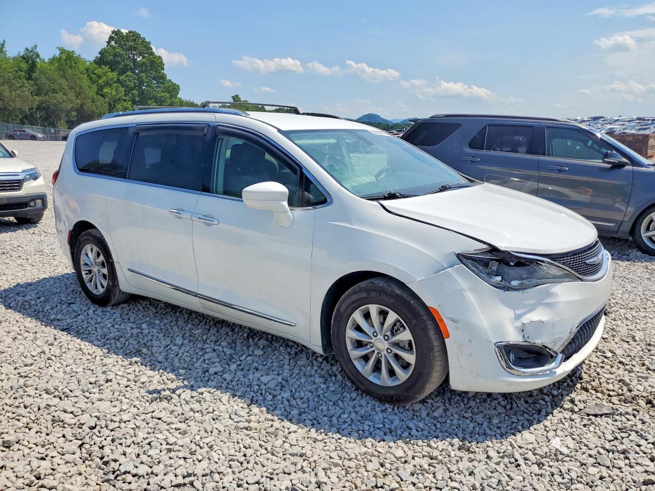 2018 Chrysler Pacifica Touring L - Фото 4