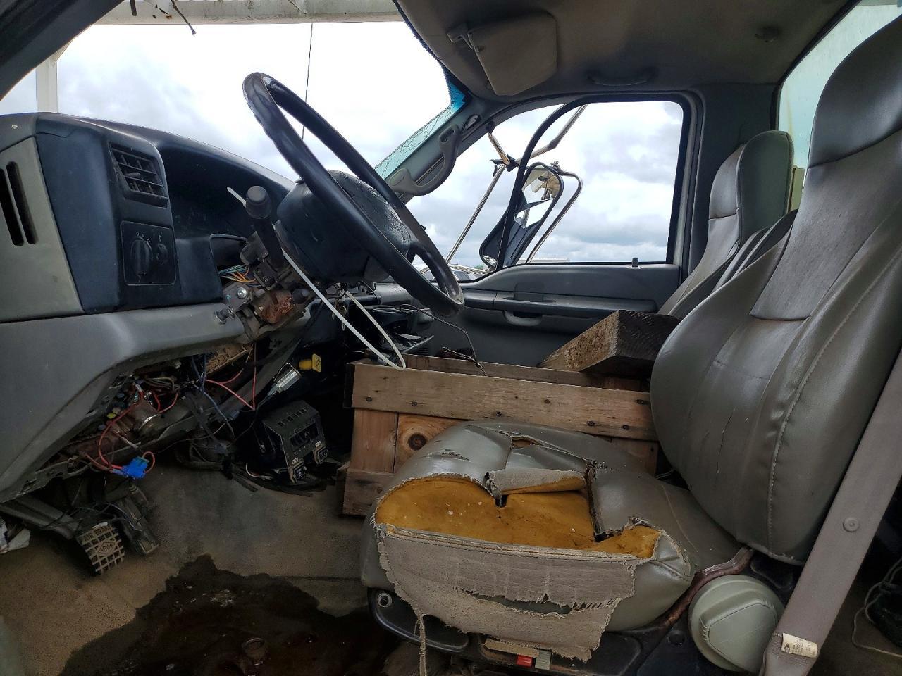 2007 Ford F750 Super Duty - Image 5