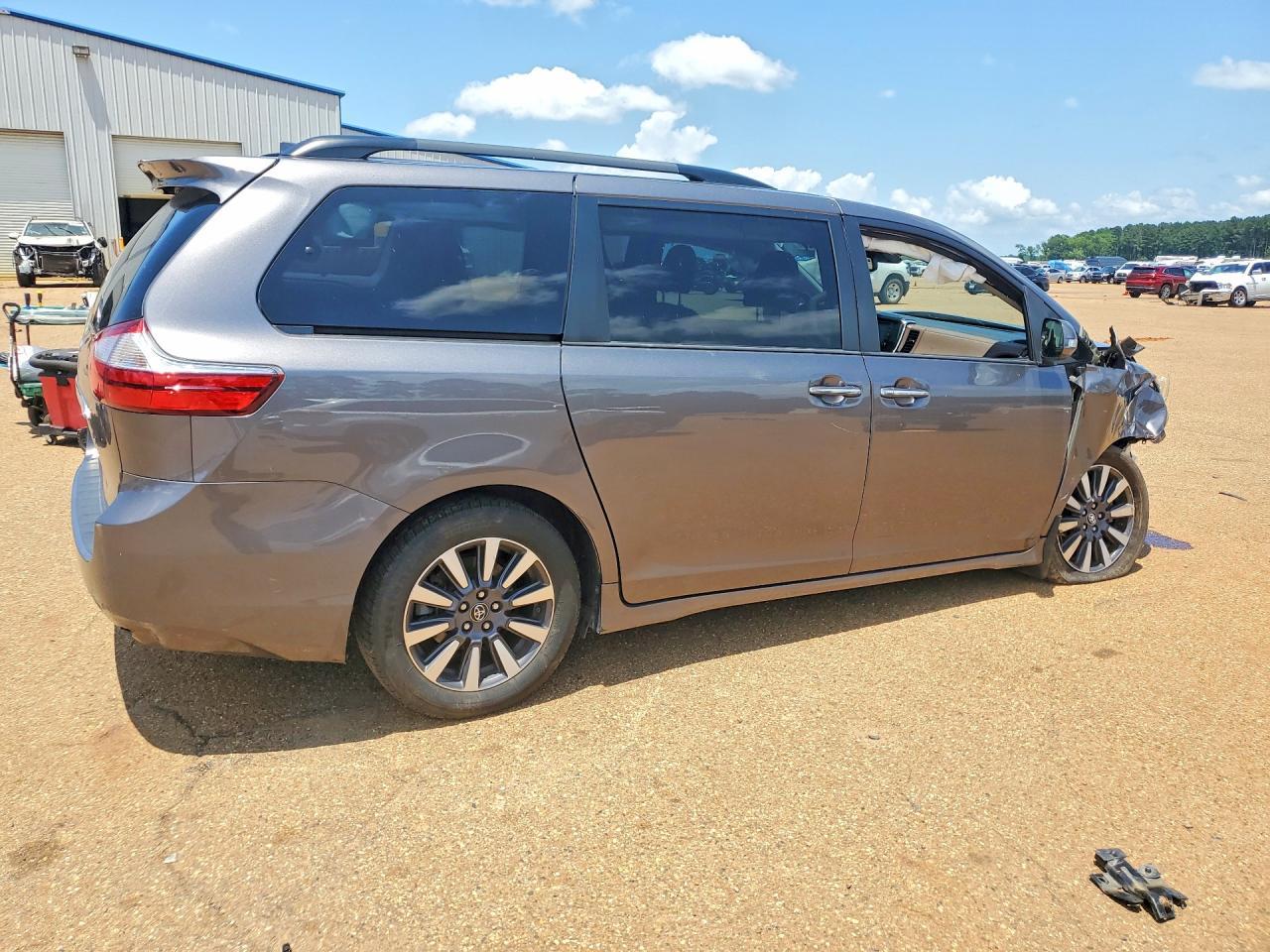 2018 Toyota Sienna Limited 7-Passenger - Image 3