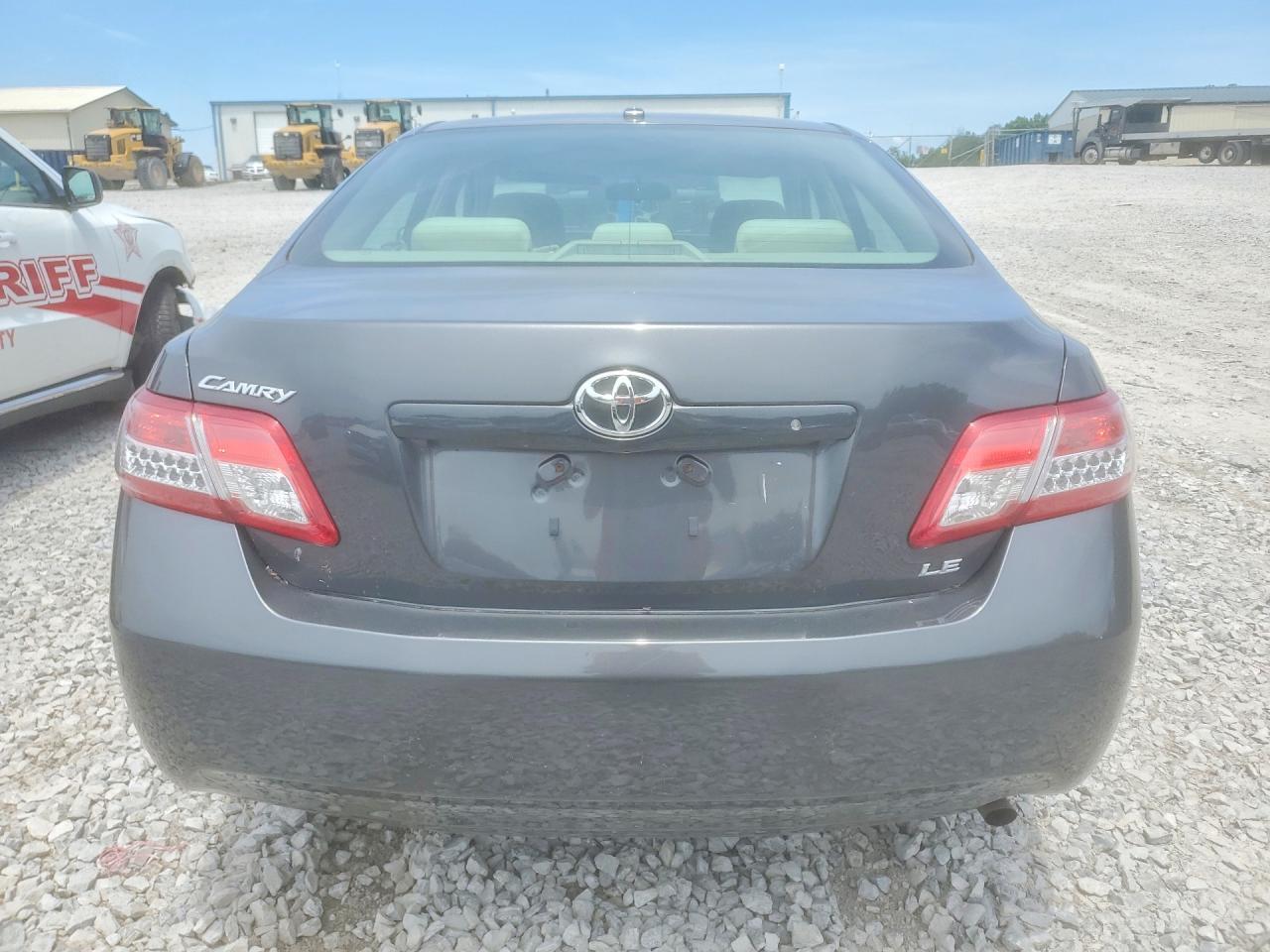 2010 Toyota Camry Le - Фото 6