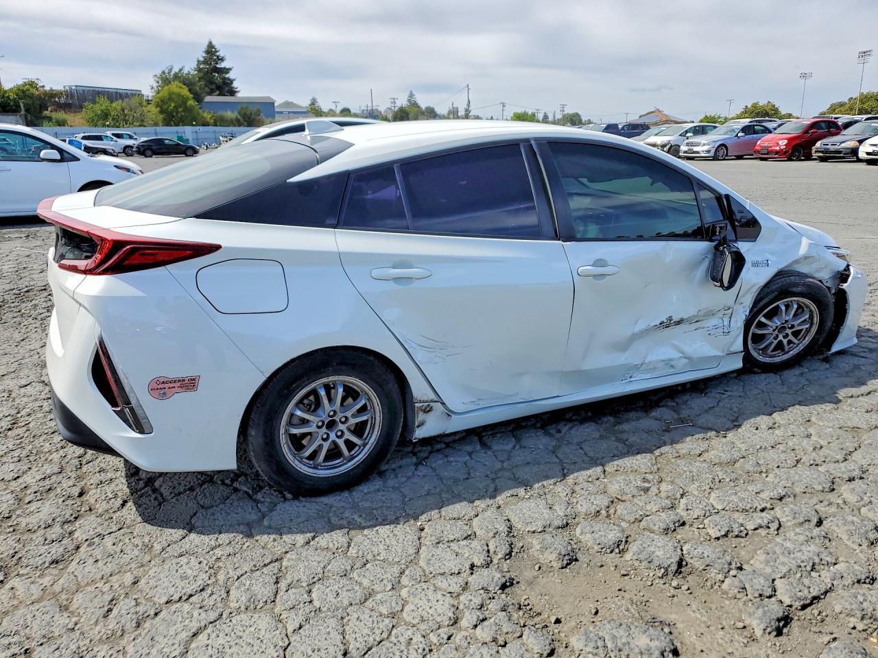 2020 Toyota Prius Prime Le - Image 3