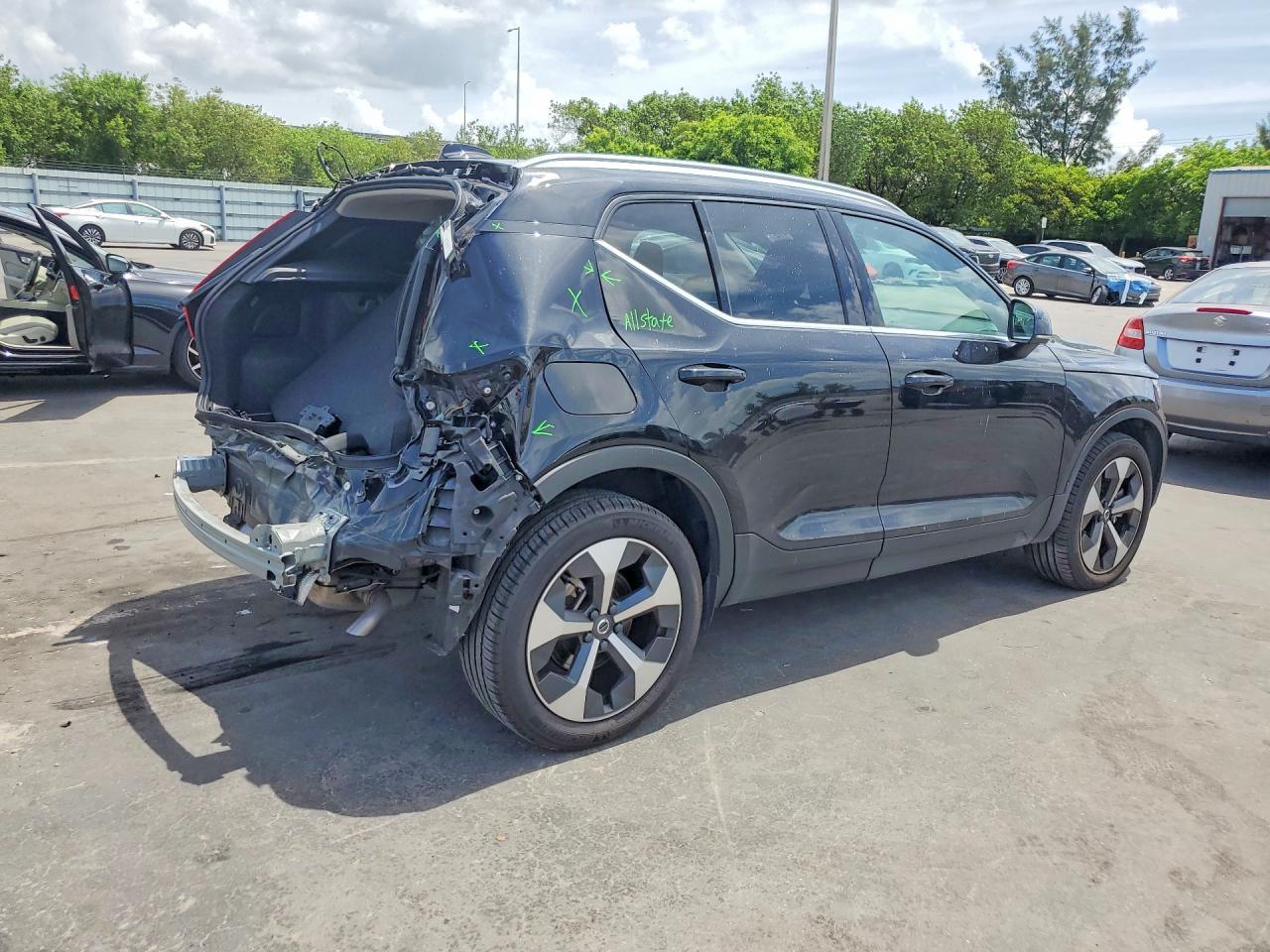 2025 Volvo Xc40 Core - Фото 3