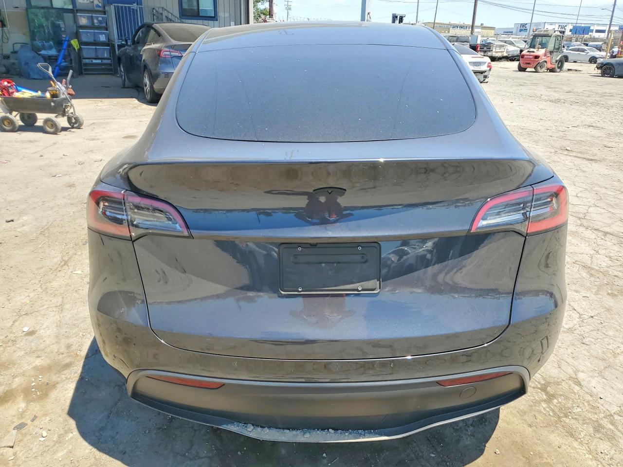 2025 Tesla Model Y - Фото 6