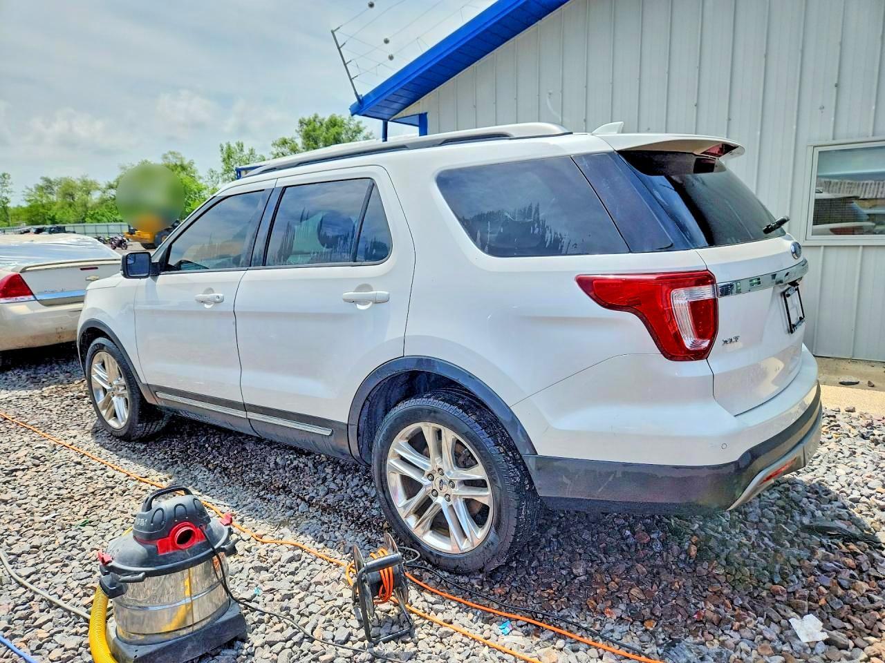 2016 Ford Explorer Xlt - Фото 2