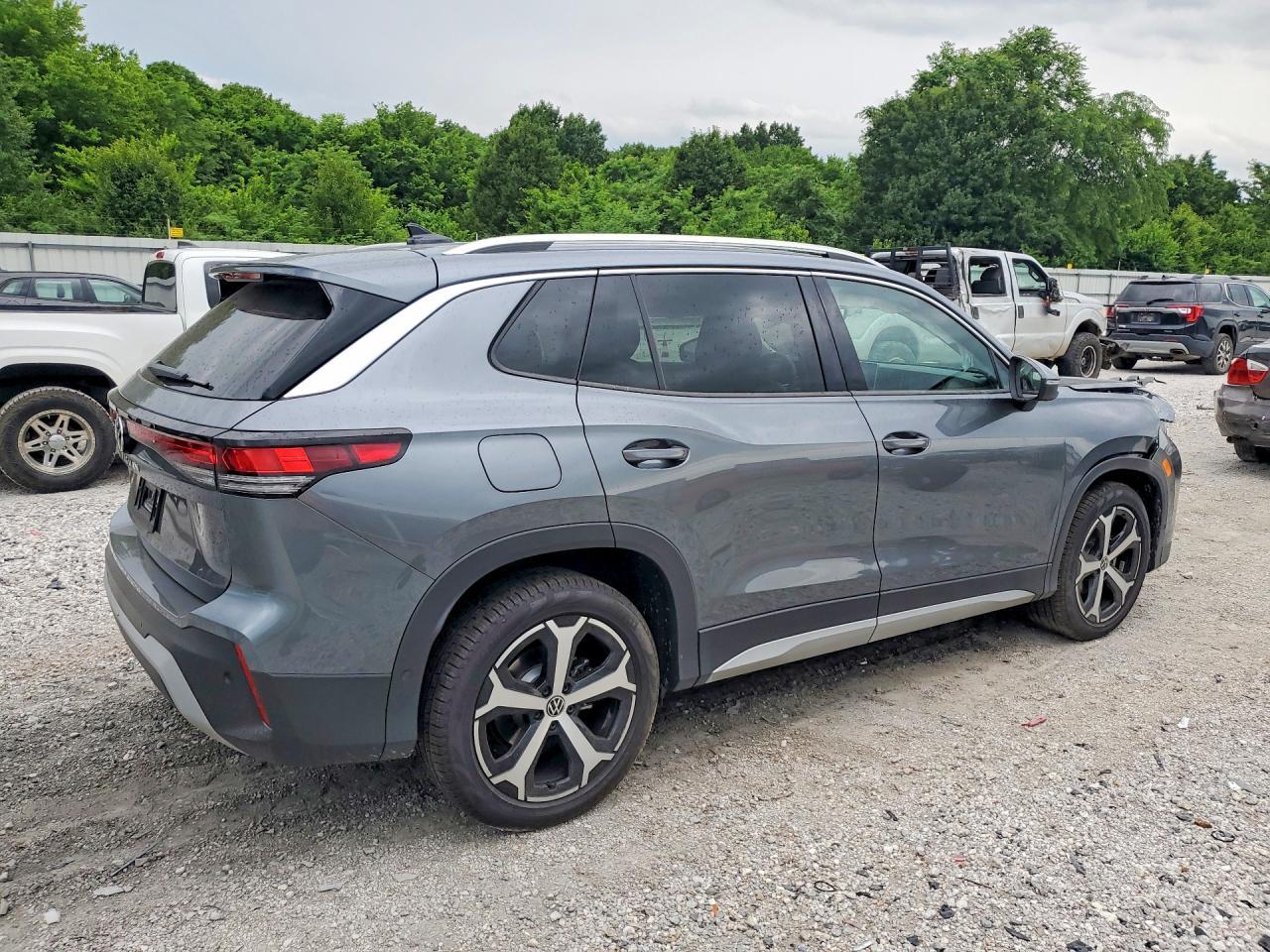 2025 Volkswagen Tiguan Se - Image 3