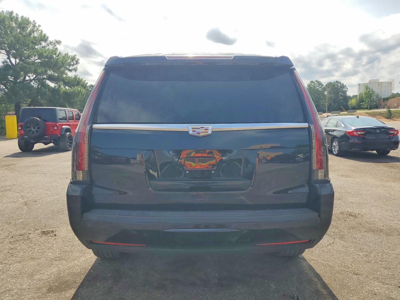 2018 Cadillac Escalade Luxury - Image 6