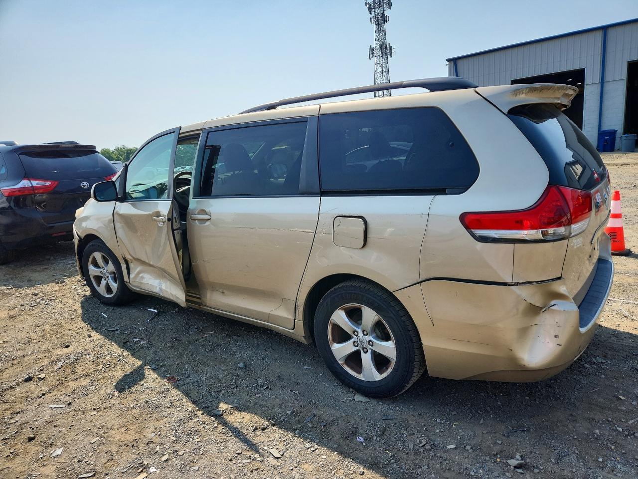 2012 Toyota Sienna Le - Image 2