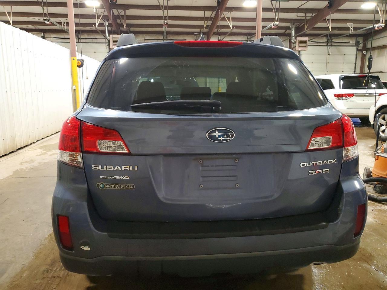 2014 Subaru Outback 3.6R Limited - Image 6