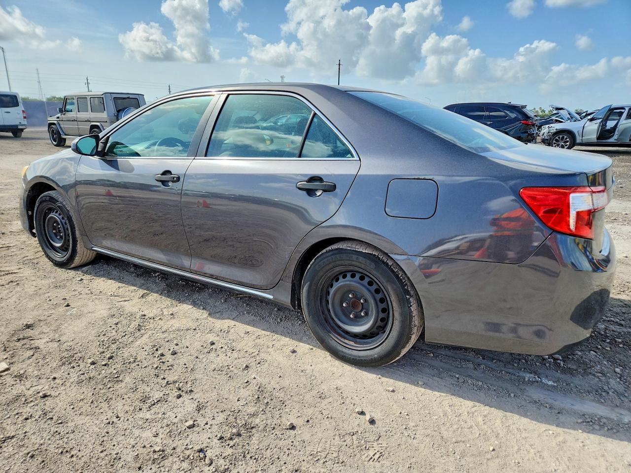 2012 Toyota Camry Le - Фото 2