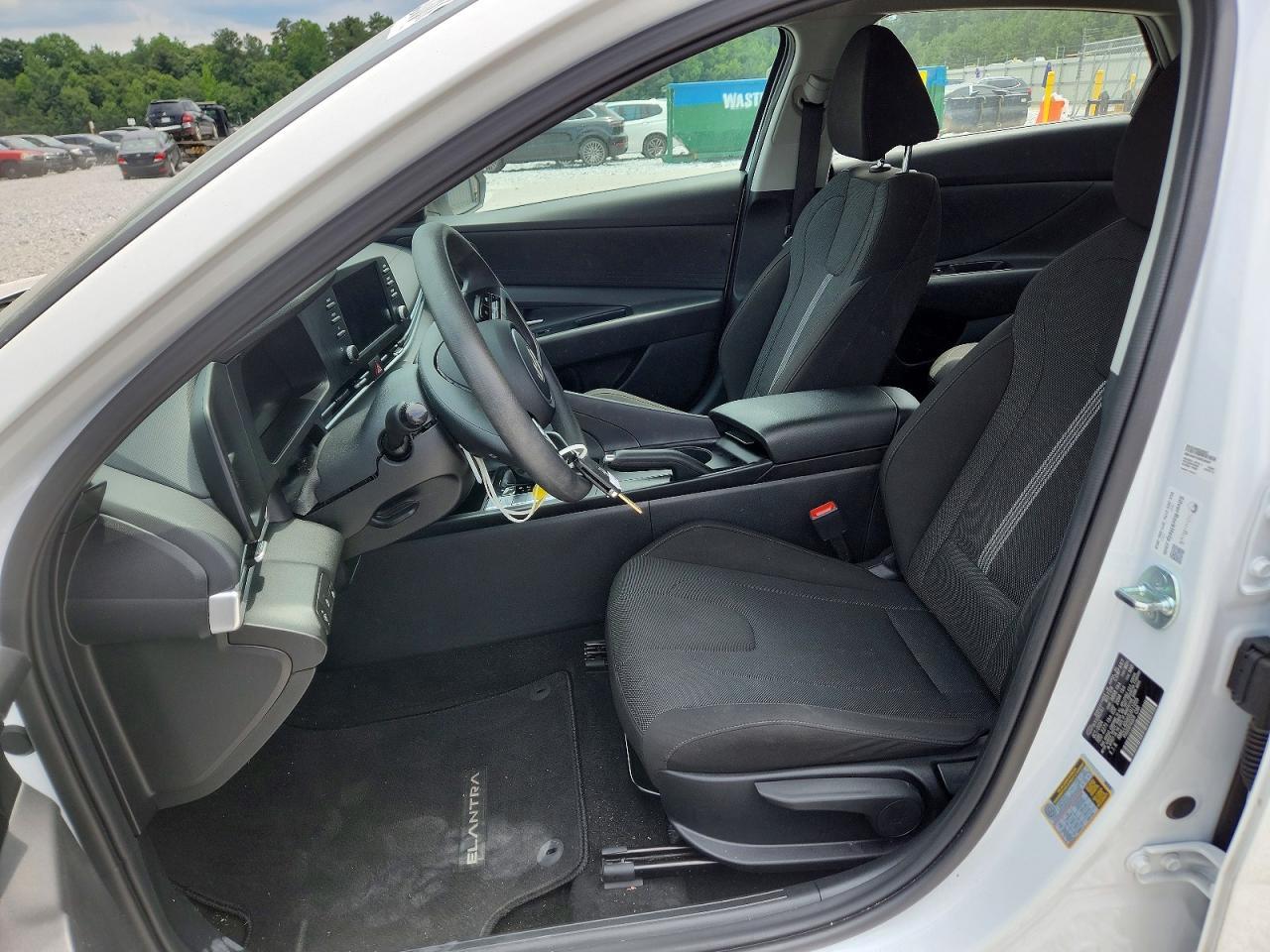2025 Hyundai Elantra Se - Image 7