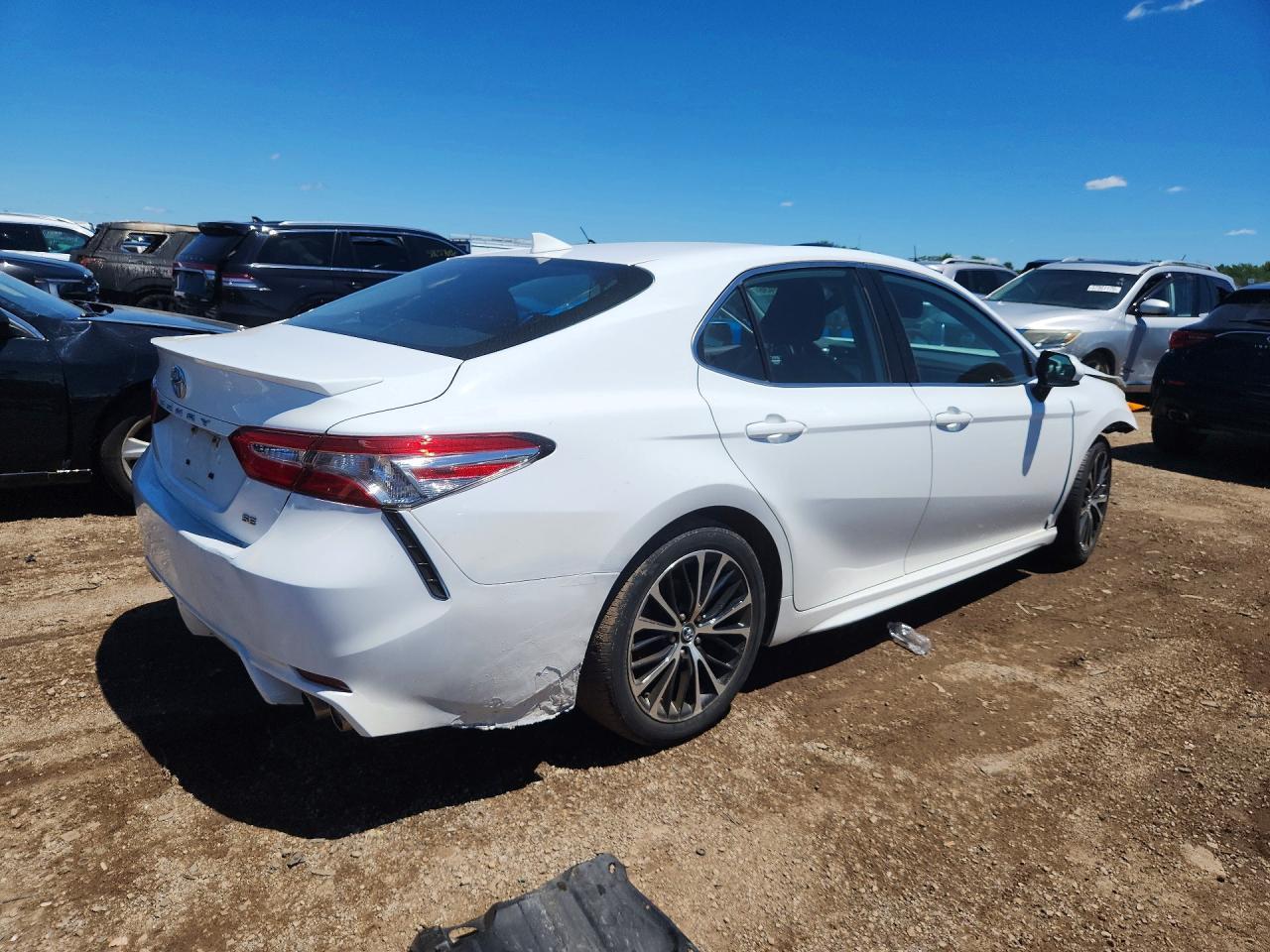 2020 Toyota Camry Se - Фото 3