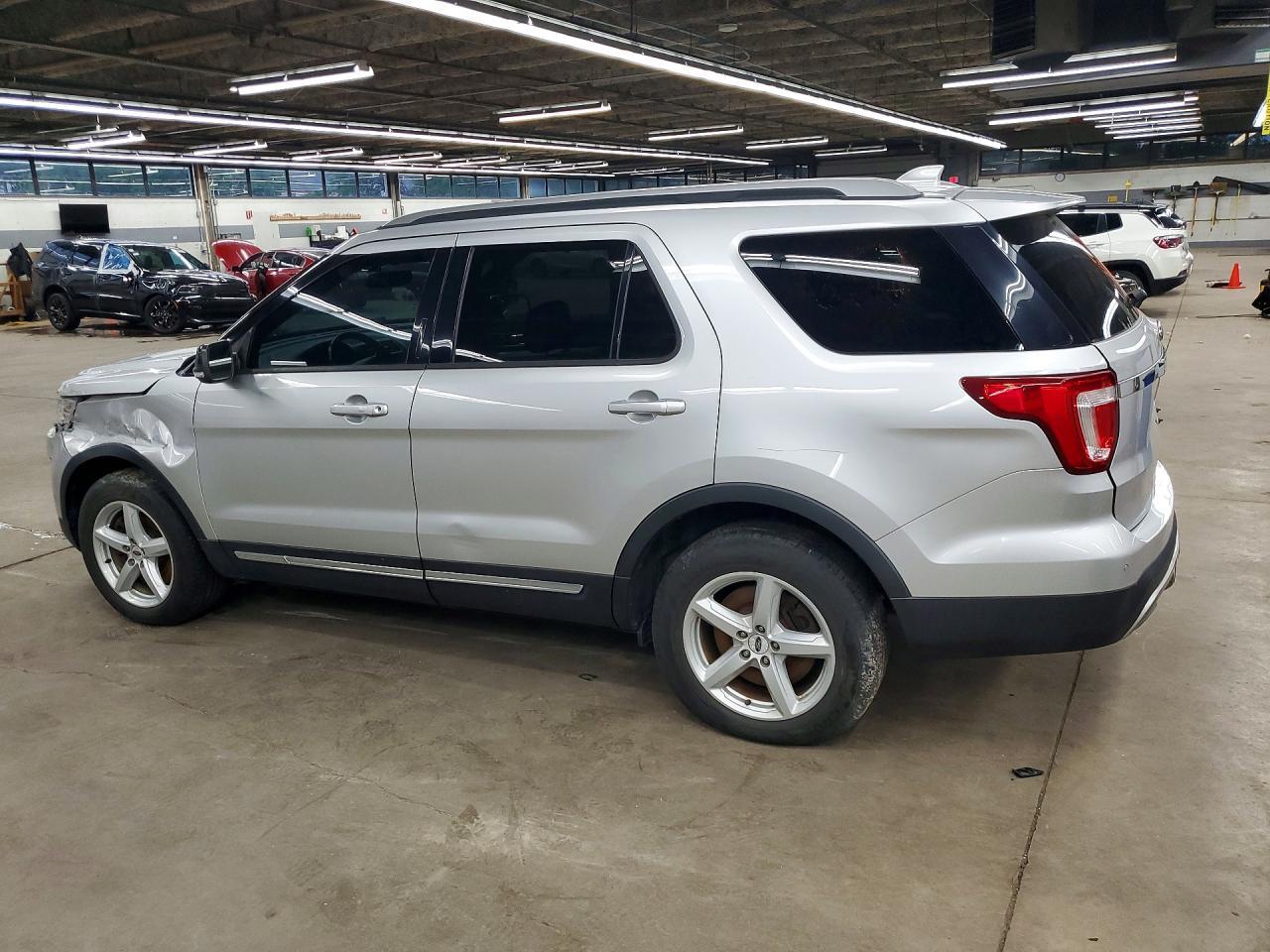 2016 Ford Explorer Xlt - Фото 2