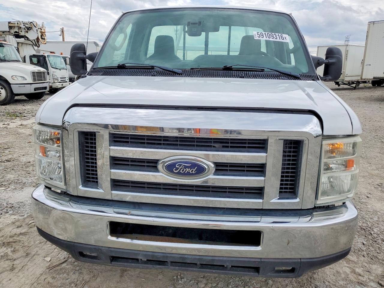 2017 Ford Econoline E450 Super Duty Cutaway Van - Image 5