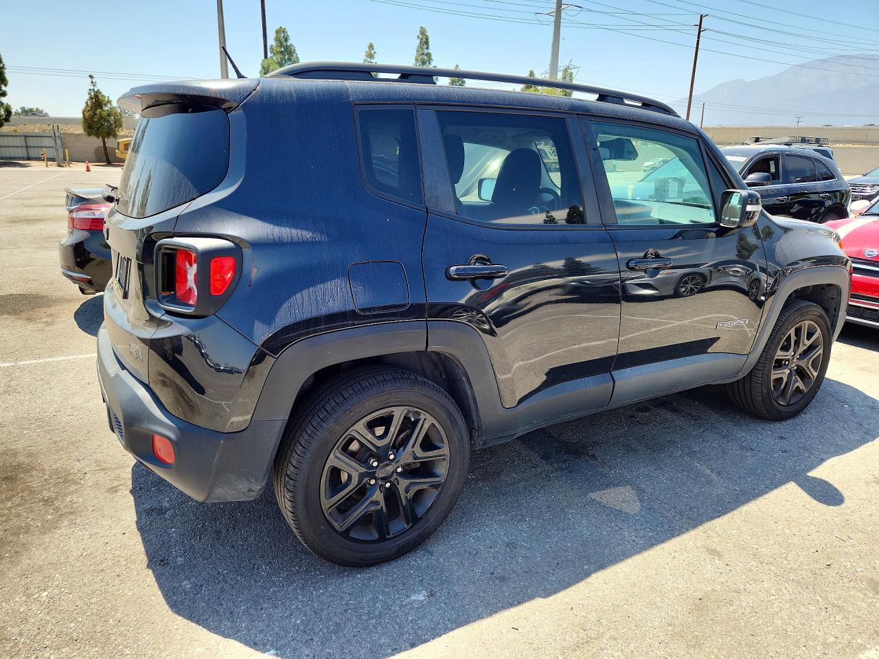 2016 Jeep Renegade Latitude - Image 3