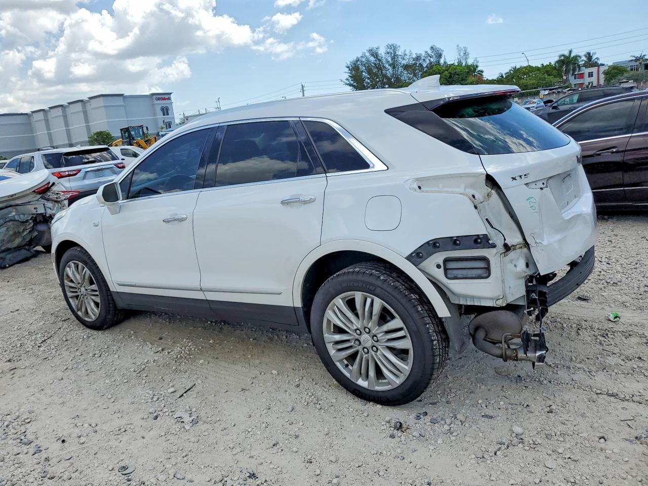 2018 Cadillac Xt5 Premium Luxury - Image 2