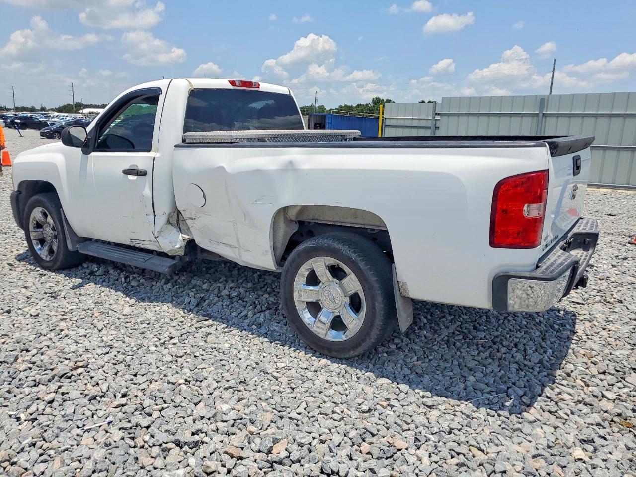 2011 Chevrolet Silverado C1500 - Image 2