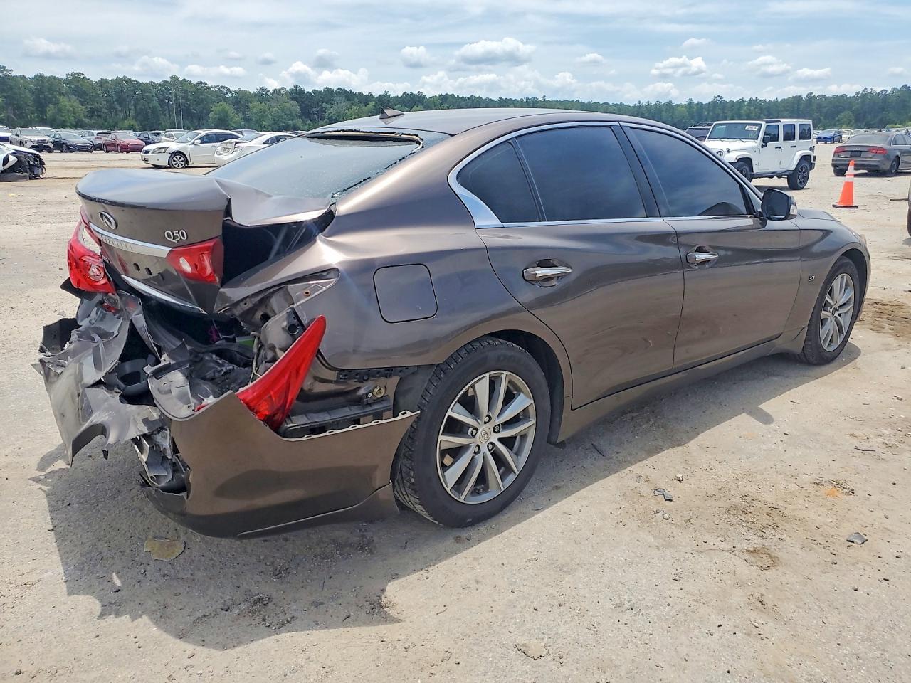 2015 Infiniti Q50 Premium - Image 3