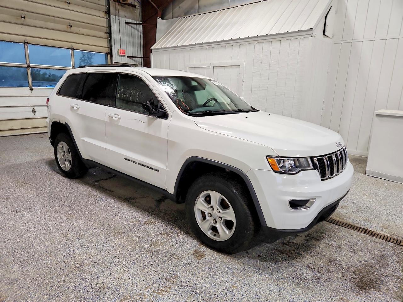 2017 Jeep Grand Cherokee Laredo - Image 4