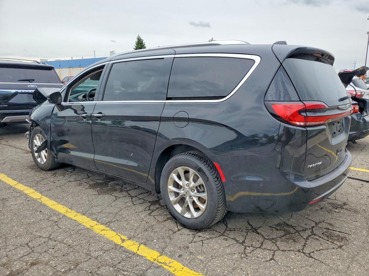2021 Chrysler Pacifica Touring L - Фото 2