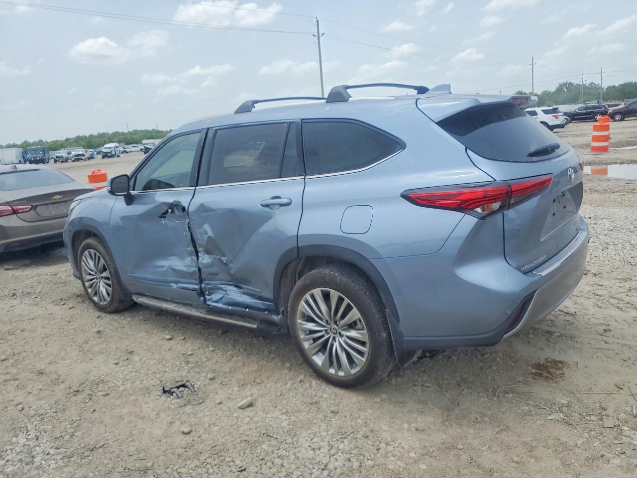 2022 Toyota Highlander Platinum - Фото 2