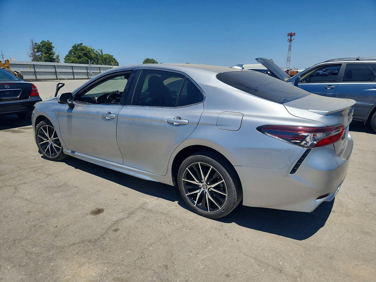 2021 Toyota Camry Se - Фото 2