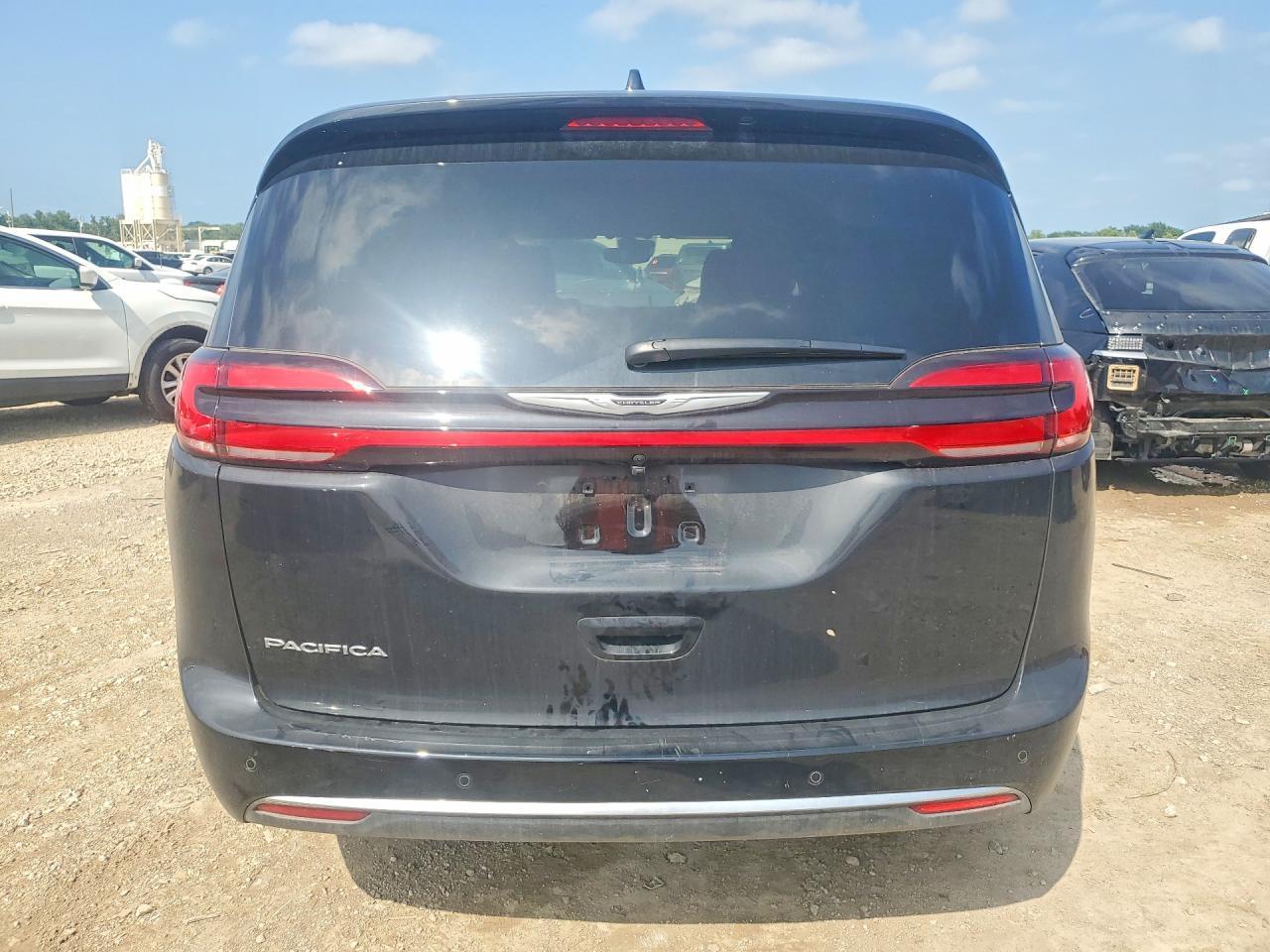 2026 Chrysler Pacifica Pinnacle - Image 6