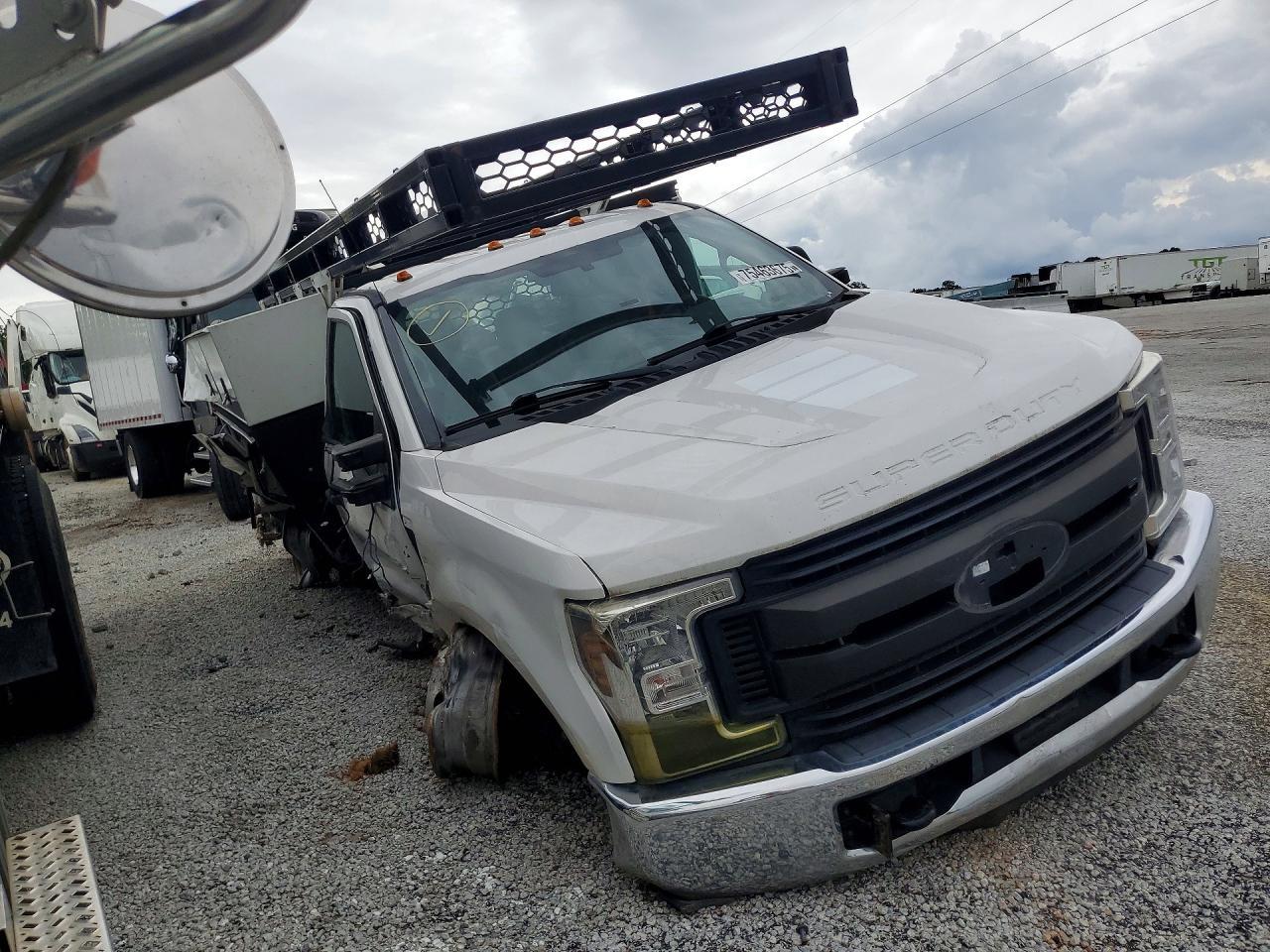 2019 Ford F350 Super Duty Utility / Service Truck - Image 4