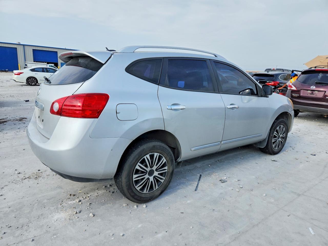 2015 Nissan Rogue Select S - Image 3