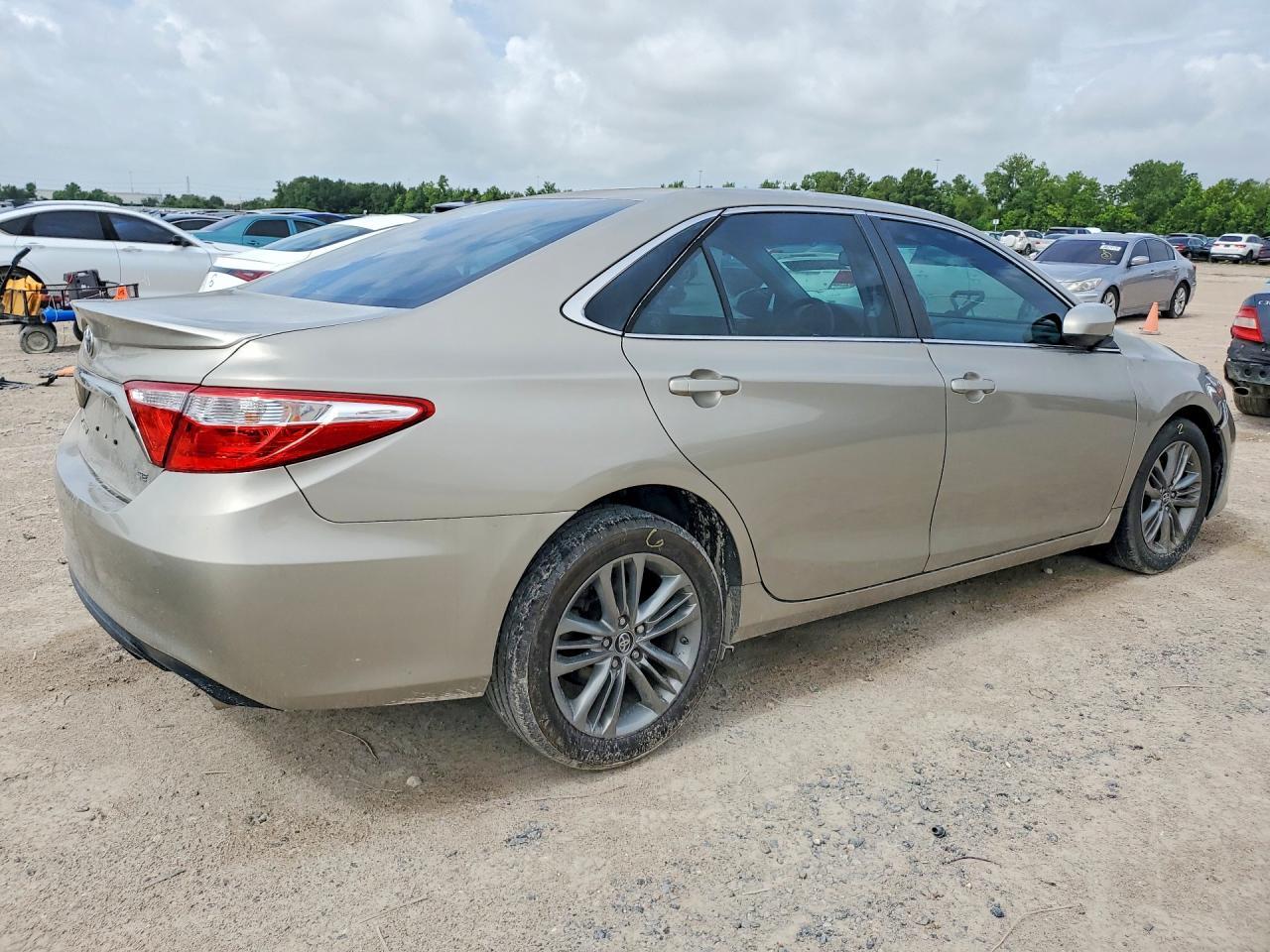 2017 Toyota Camry Se - Фото 3