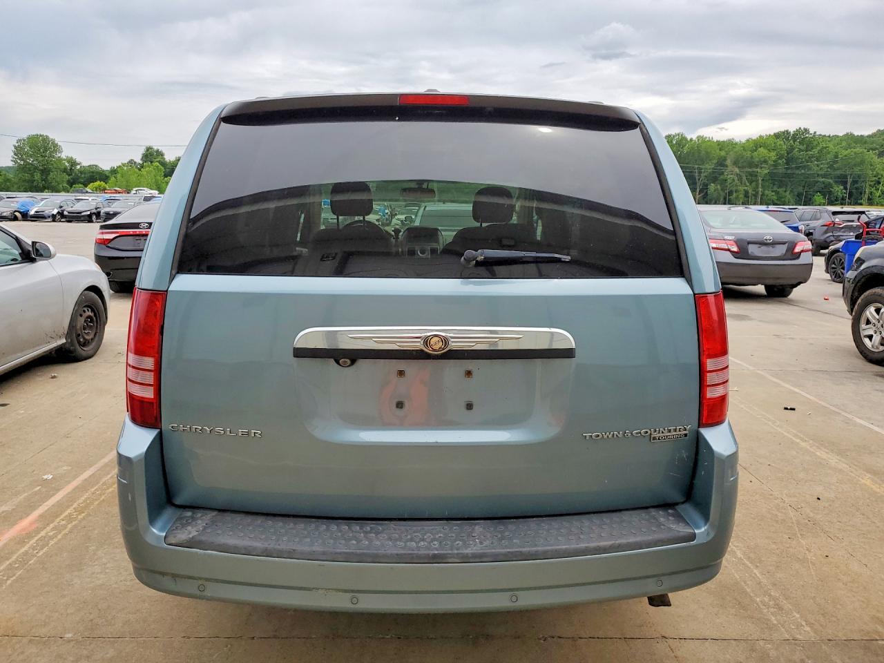 2010 Chrysler Town & Country Touring - Image 6
