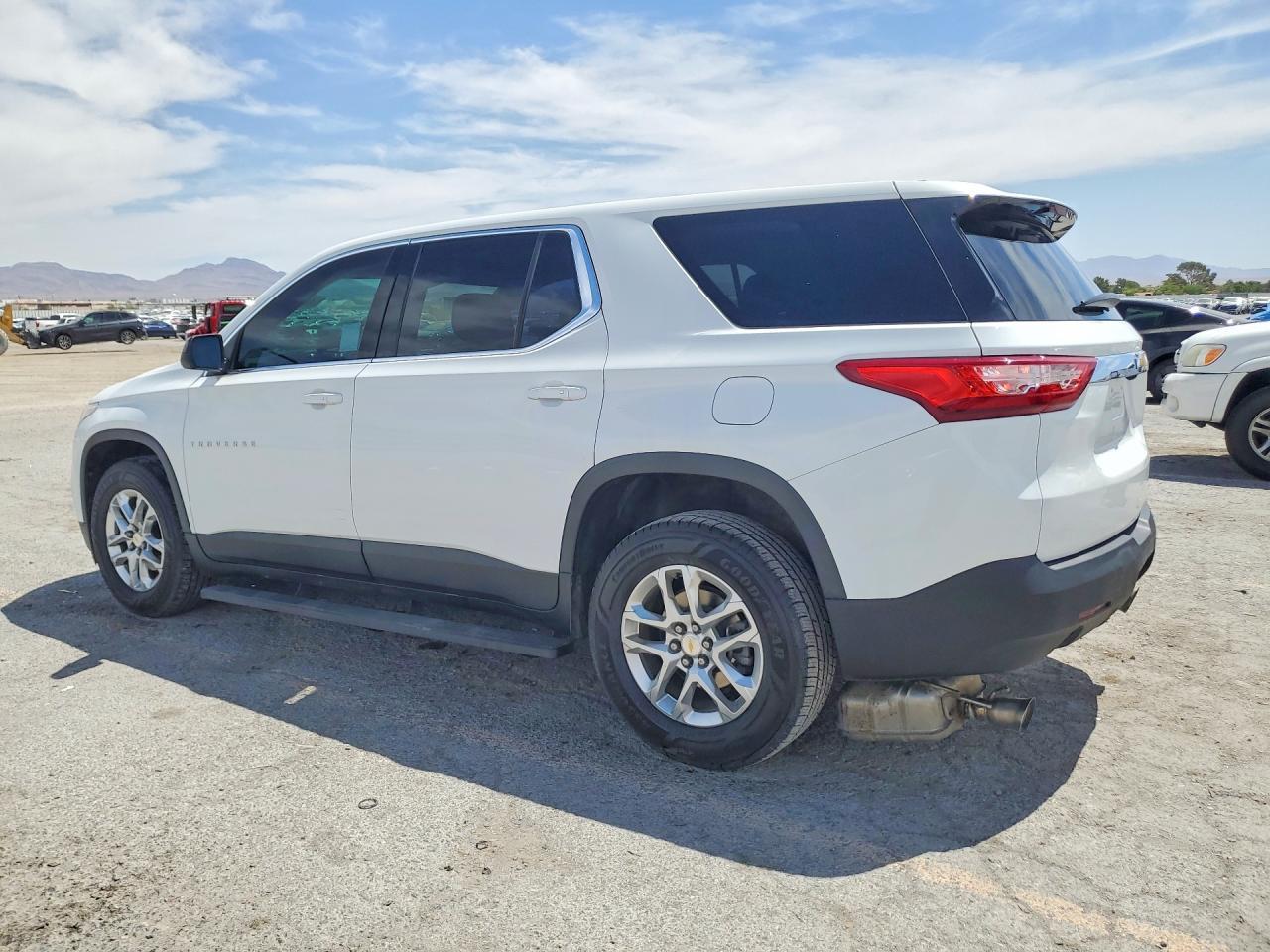 2021 Chevrolet Traverse Ls - Фото 2