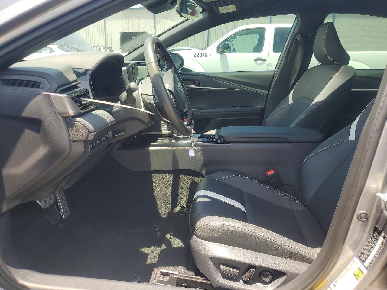 2025 Toyota Camry Se - Image 7