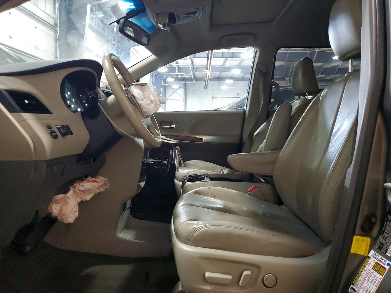 2012 Toyota Sienna Xle 8-Passenger - Фото 7