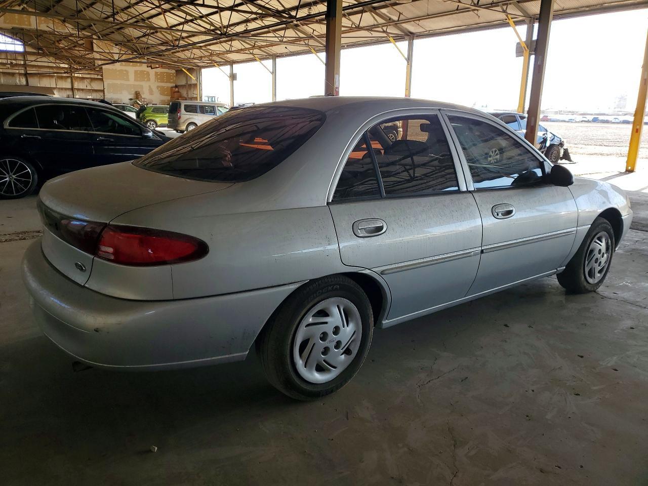 2002 Ford Escort - Фото 3