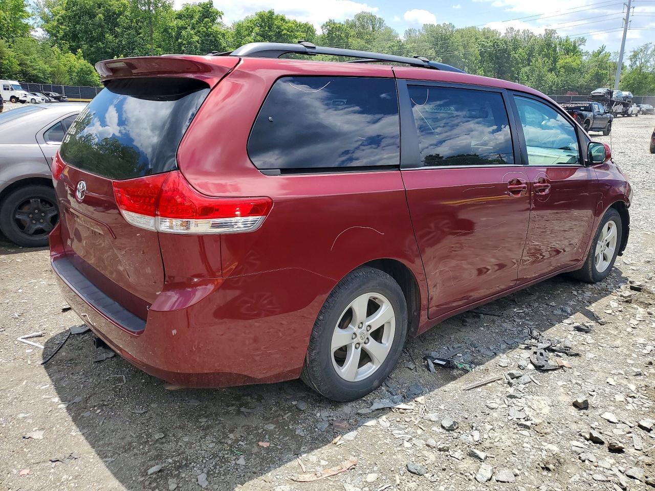 2012 Toyota Sienna Le - Image 3