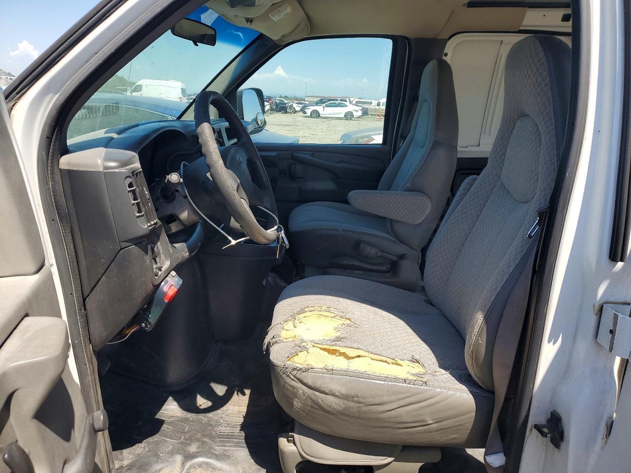 2003 GMC Savana G2500 - Image 7