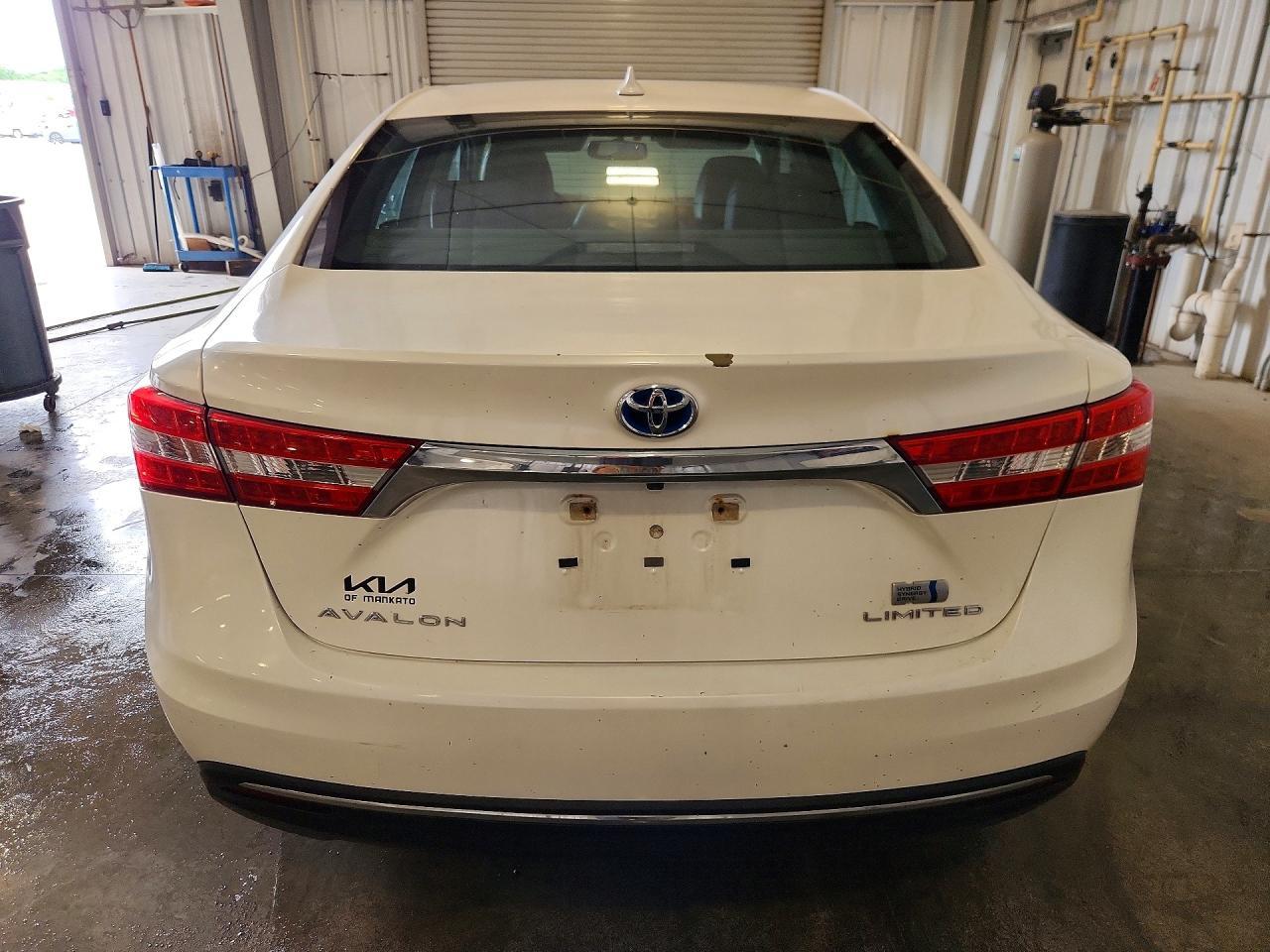 2015 Toyota Avalon Hybrid Limited - Image 6